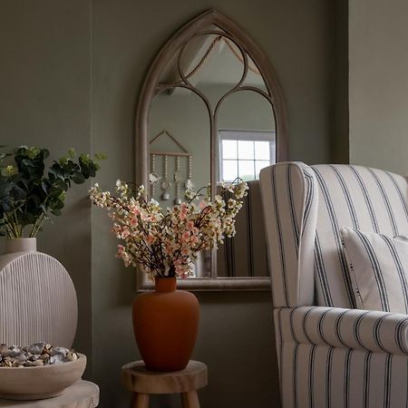 Broadway Scandi Chic Authentic Cottage Exterior photo