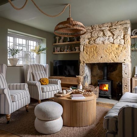 Broadway Scandi Chic Authentic Cottage Exterior photo