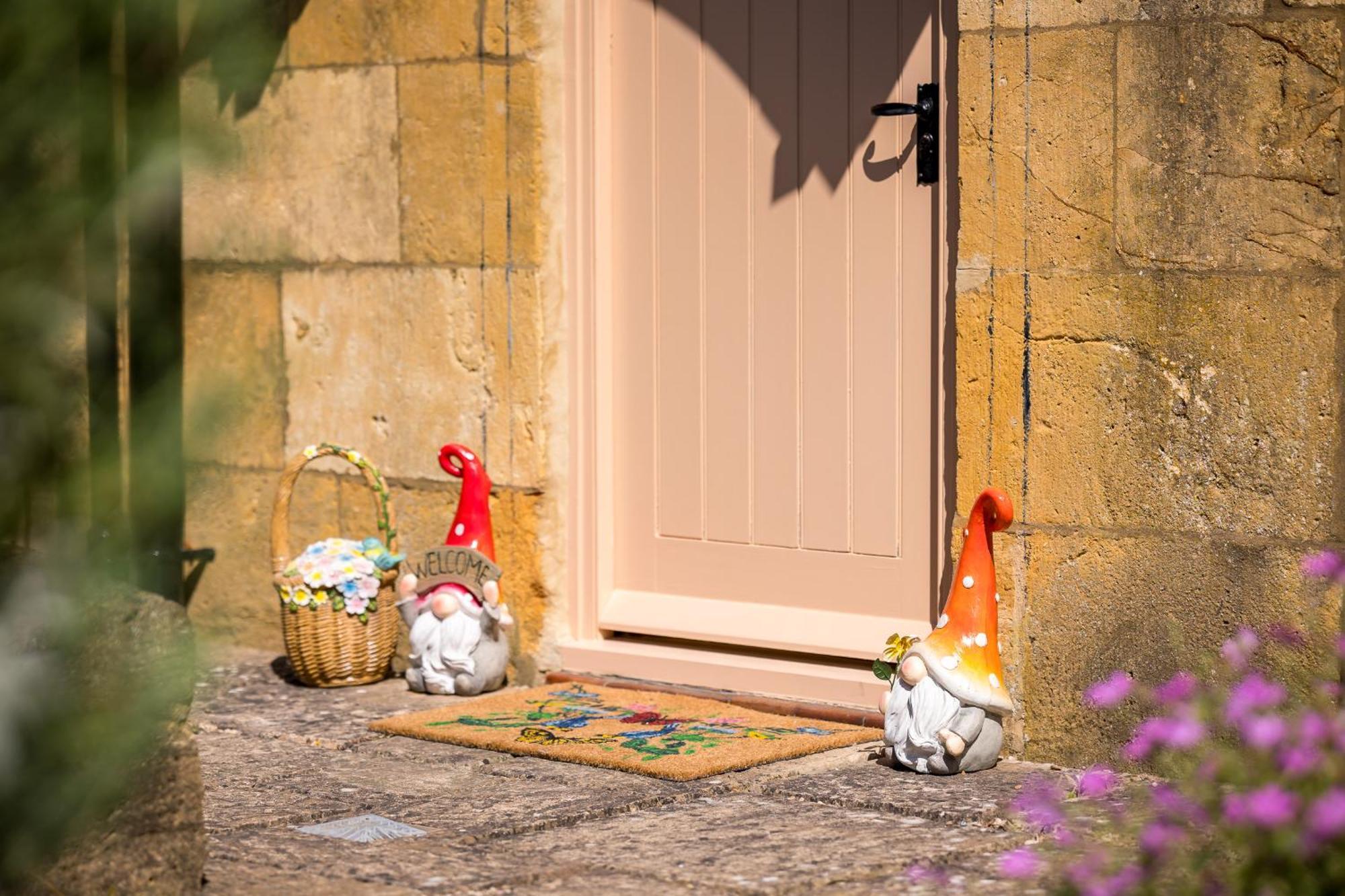 Broadway Scandi Chic Authentic Cottage Exterior photo