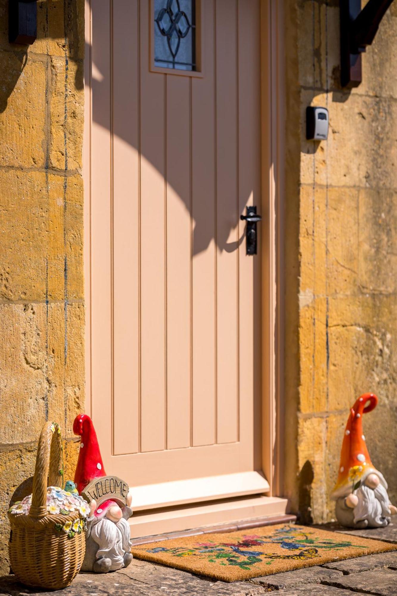 Broadway Scandi Chic Authentic Cottage Exterior photo