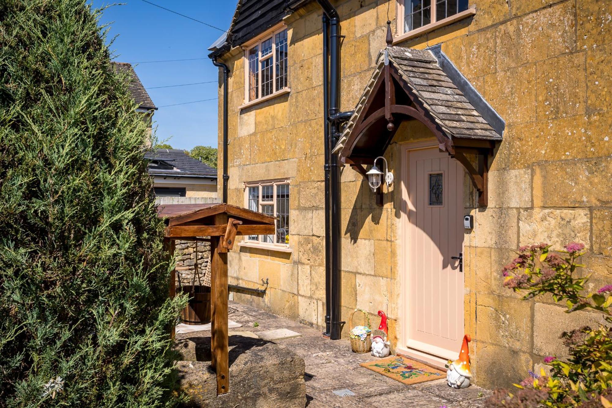 Broadway Scandi Chic Authentic Cottage Exterior photo