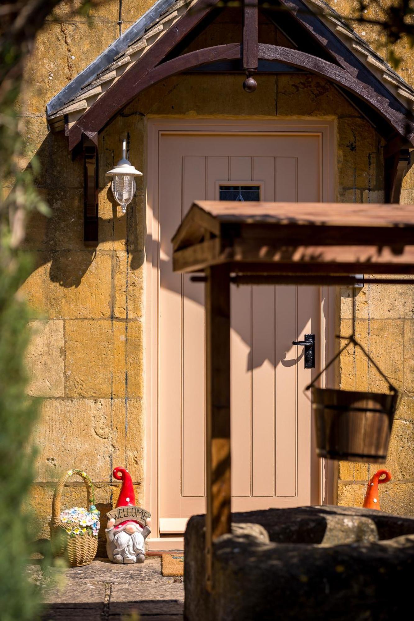 Broadway Scandi Chic Authentic Cottage Exterior photo