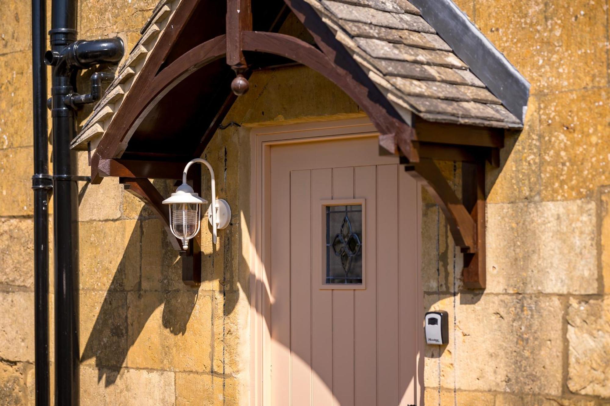 Broadway Scandi Chic Authentic Cottage Exterior photo